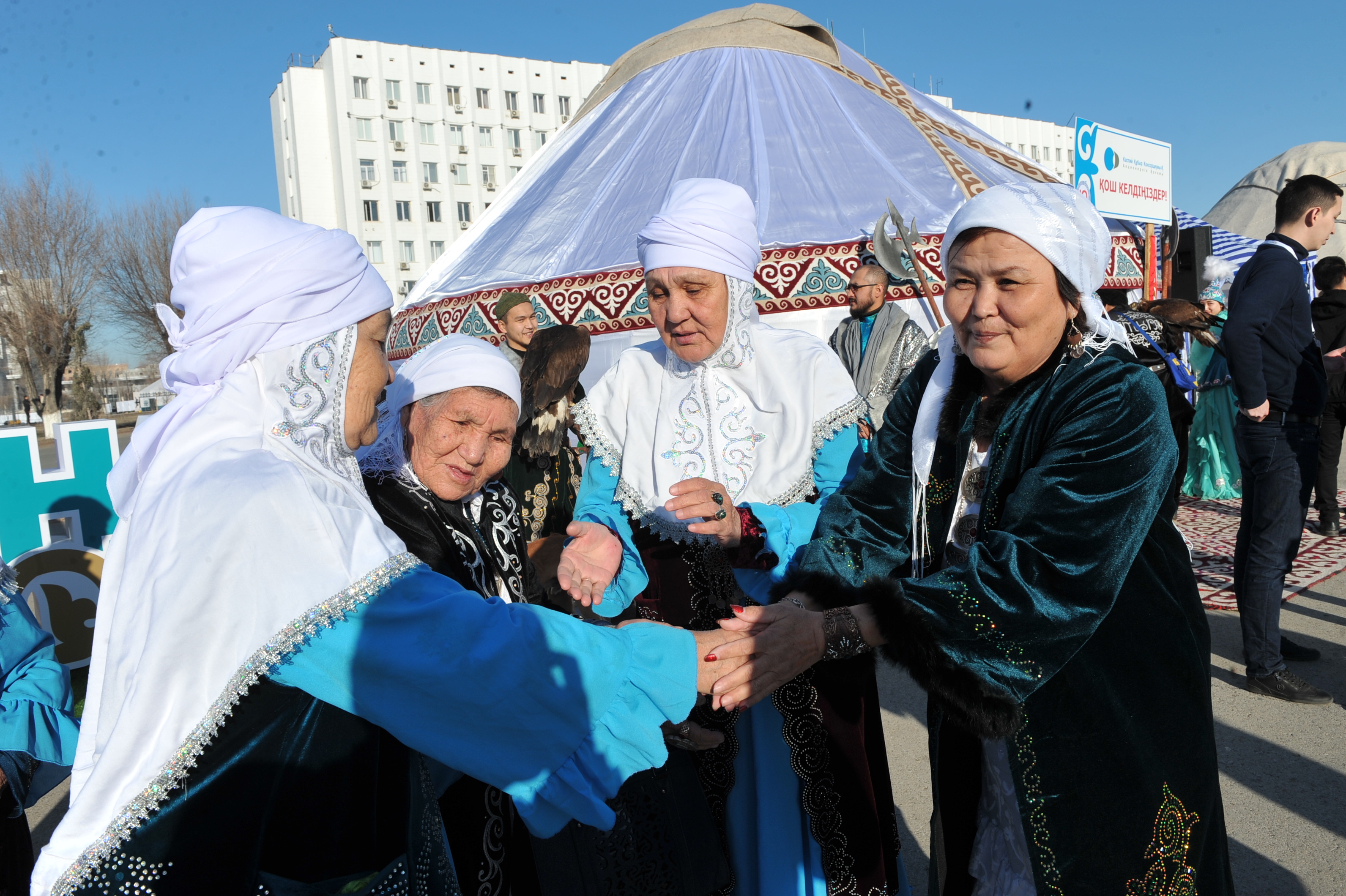 Көрісу күні картинки. Корису айт казахский праздник. Праздник Көрісу күні. Празднование Наурыза в Казахстане.