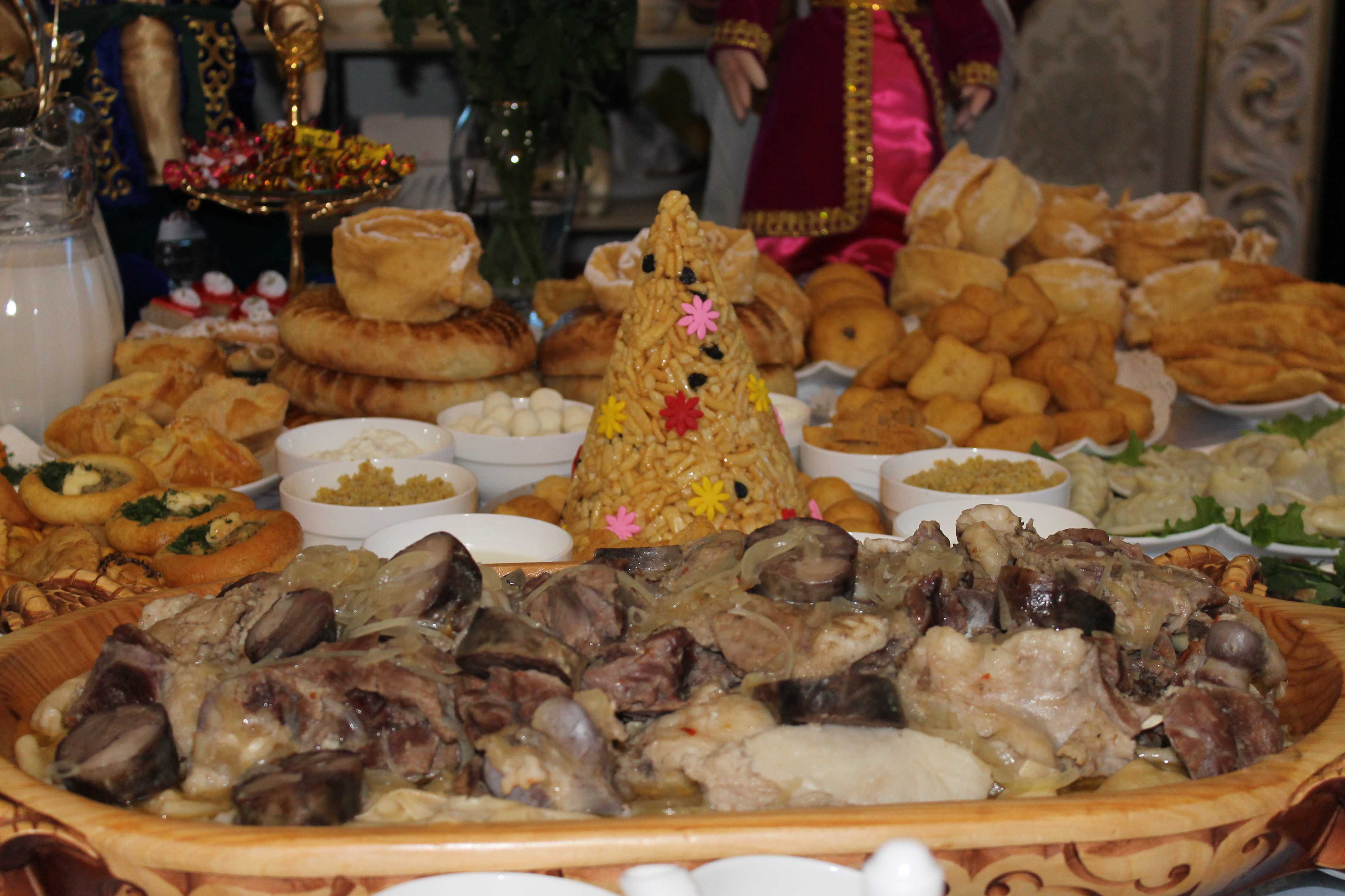 Блюда казахского народа. Казахская кухня дастархан. Бешбармак казахский дастархан. Праздничный стол с бешбармаком. Казахский национальный стол.
