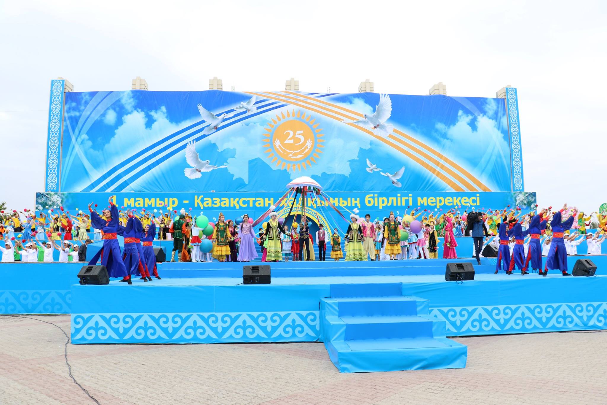 Народ республики казахстан. Праздник единства народа Казахстана. Баннер на сцену праздничный. Баннер на день города на сцену. Баннеры для торжественных мероприятий.