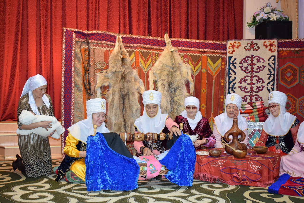 Боле казахский. Традиции и обычаи казахского народа. Традиция бесикке салу. Щилдехана обряд казахского народа. Бесик той у казахов.