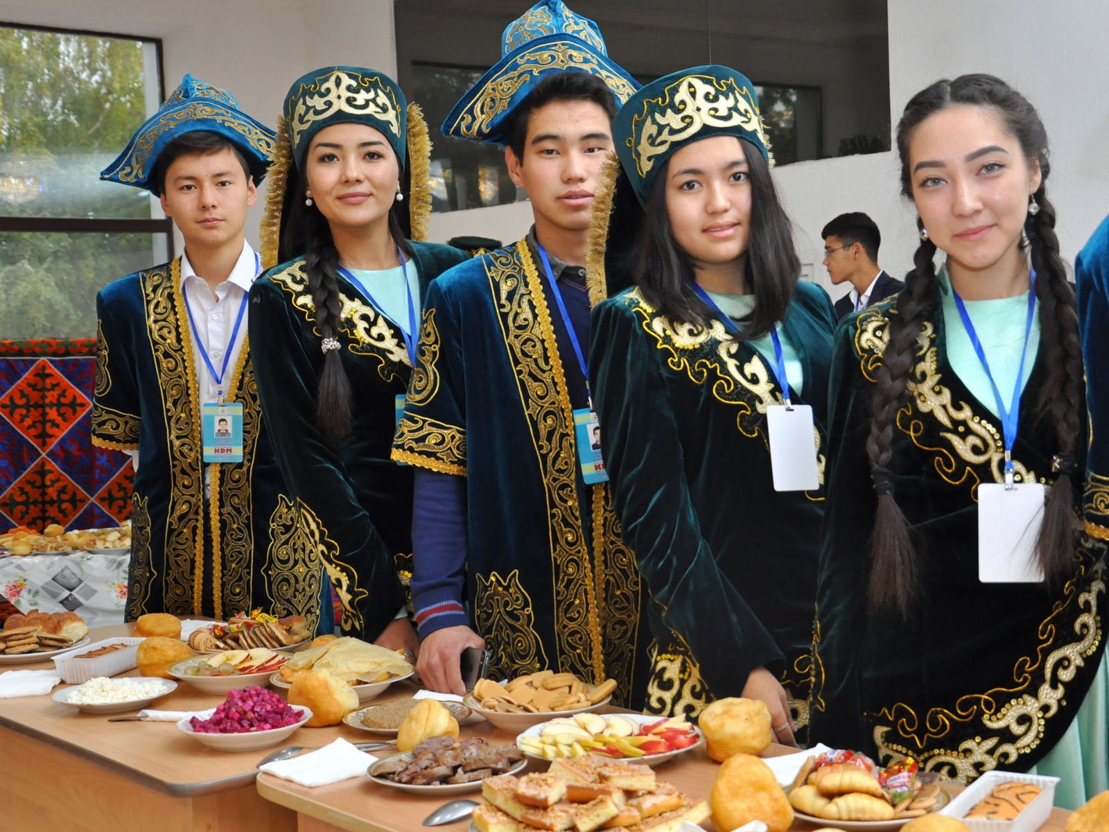 Ұлттық киімдер күні. Казахи народ. Нации живущие в Казахстане. Национальная одежда казахов. Люди живущие в Казахстане.