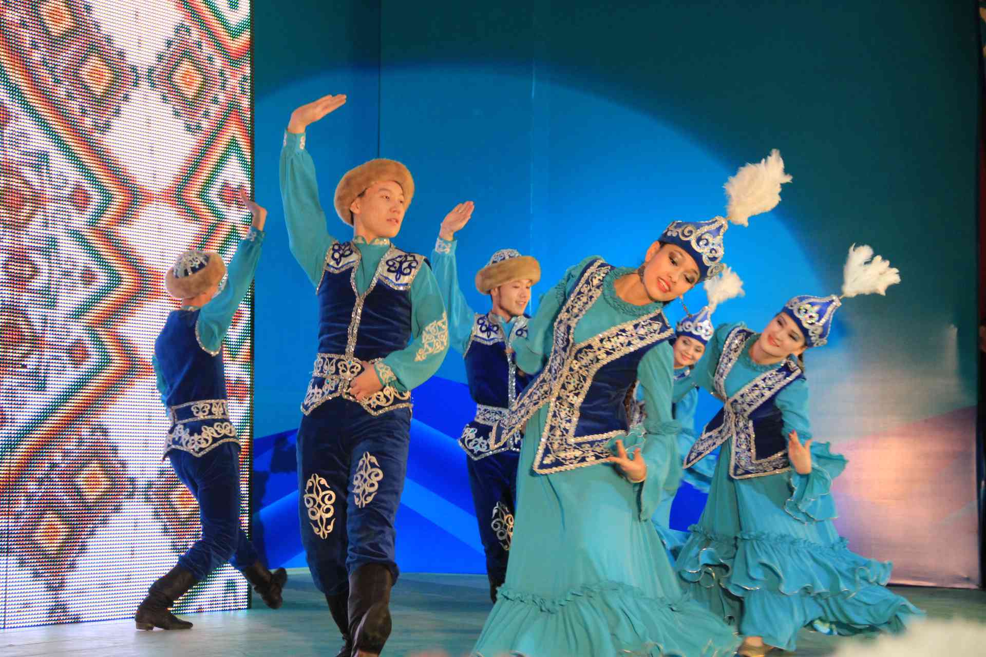 Дружба народов казахстана. Ассамблея народа Казахстана. Ассамблея это. Казахский танец. Разные народы Казахстана.