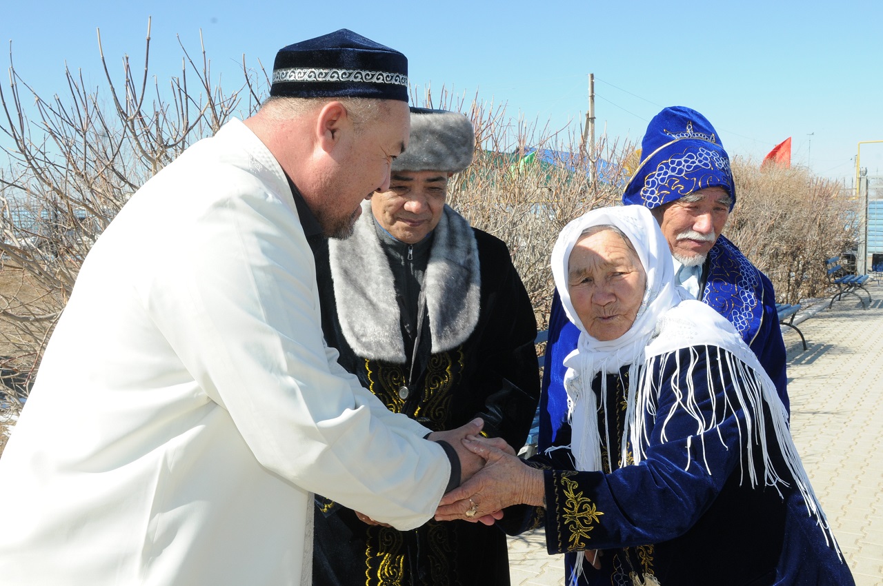 Көрісу күні картинки. Приветствие казахов. Уважение к старшим у казахов. Уважение к старшим казахского народа. Почитание старших у казахов.