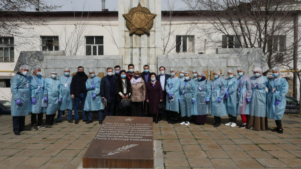 Депутаты Мажилиса и молодежные лидеры АНК поздравили ветеранов войны и труда