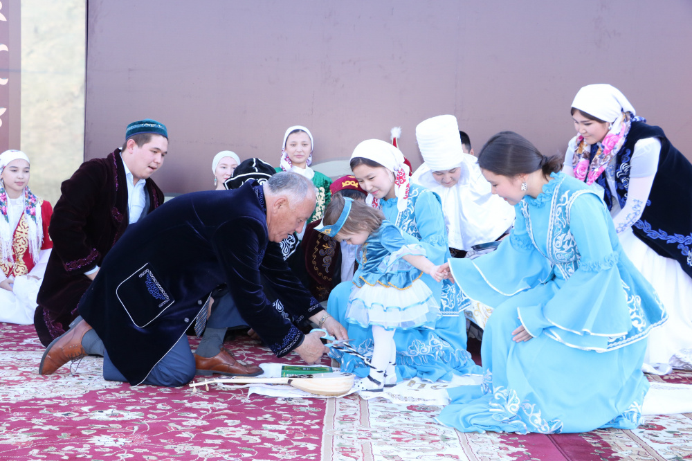 Тұсау кесу дәстүрі. Шашу казахская традиция. Коресу казахский праздник. Казахскийобряд Бесике салу.